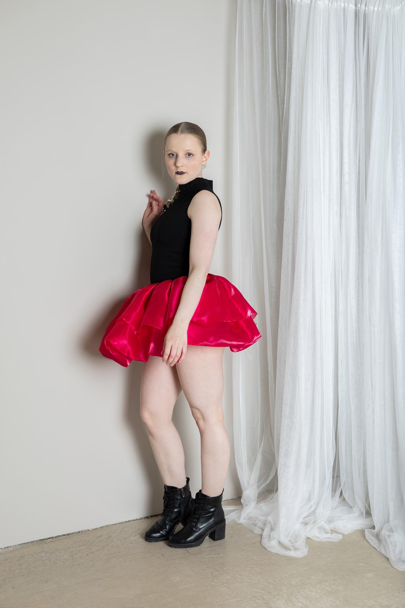 fuksian värinen minihame, minihame on kimalteleva one size hame, joka on valmistettu läpinäkyvästä organza kankaasta. 