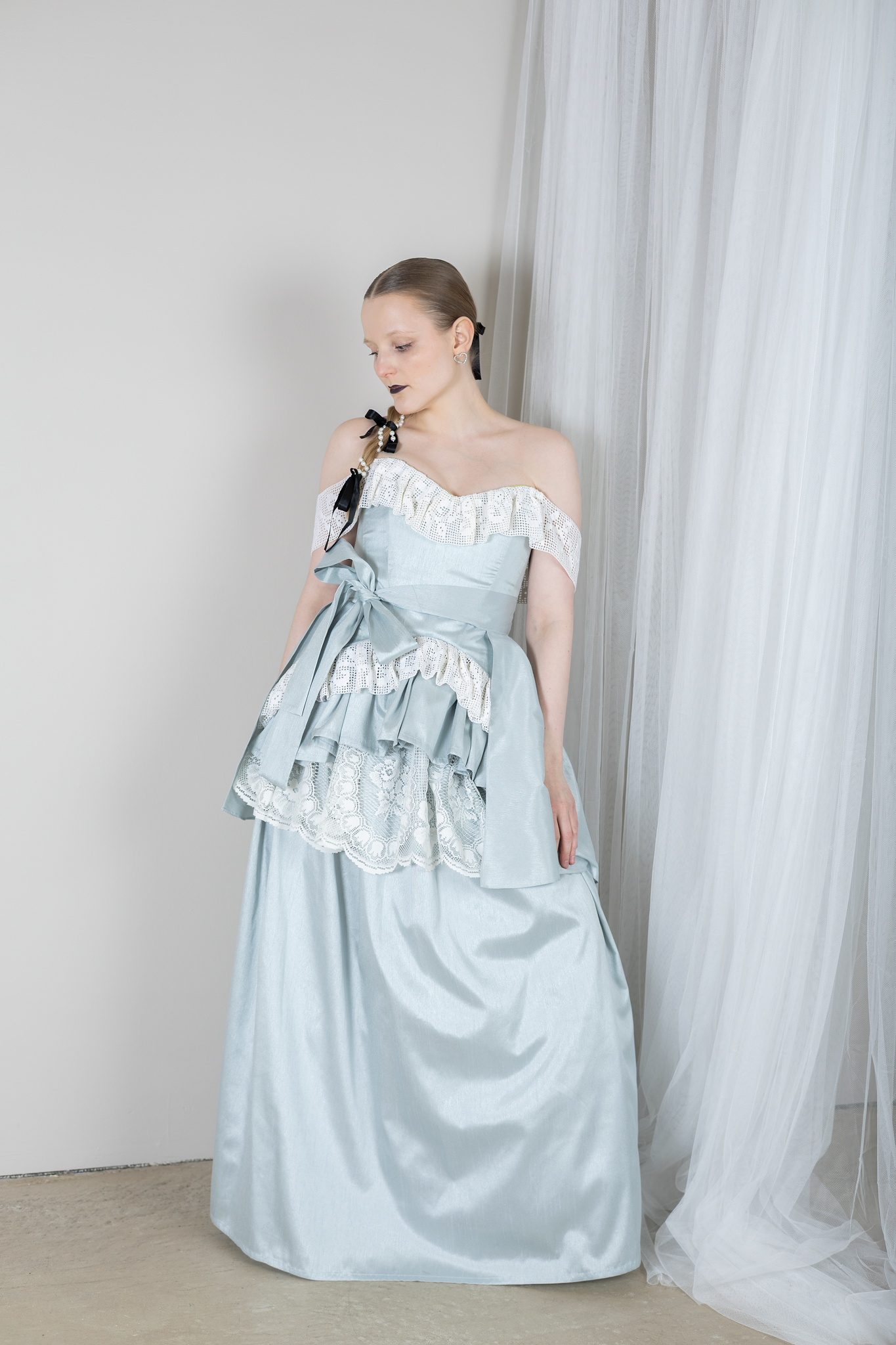 Vuokrattava Veera Susanna Designin tekemä elegantti ja näyttävä mekko. Mekossa on erillinen korsetti ja hame. Mekkon voi vuokrata esimerkisi vanhojentansseihin.