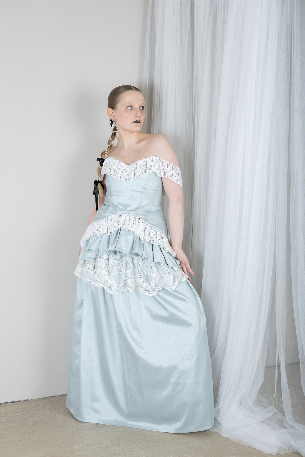 Veera susanna designin suunnittelema mekko, mekossa erillinen korsetti sekä hame. Mekko on hyvin dramaattinen sekä näyttävä ja valmistettu verhoista. Mekko on vuokrattavissa juhliin, tai vaikka vanhojentansseihin. 