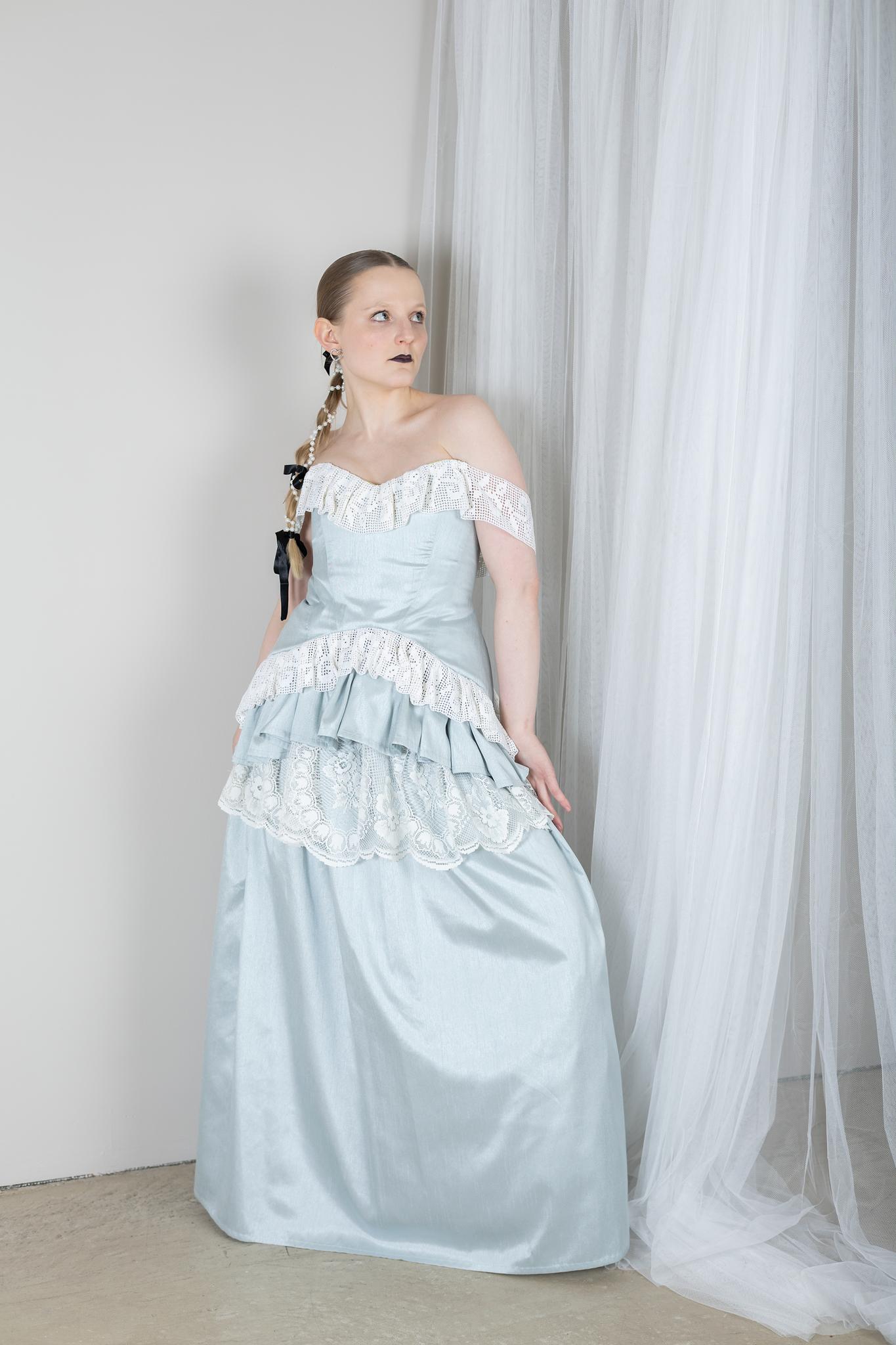 Veera susanna designin suunnittelema mekko, mekossa erillinen korsetti sekä hame. Mekko on hyvin dramaattinen sekä näyttävä ja valmistettu verhoista. Mekko on vuokrattavissa juhliin, tai vaikka vanhojentansseihin. 